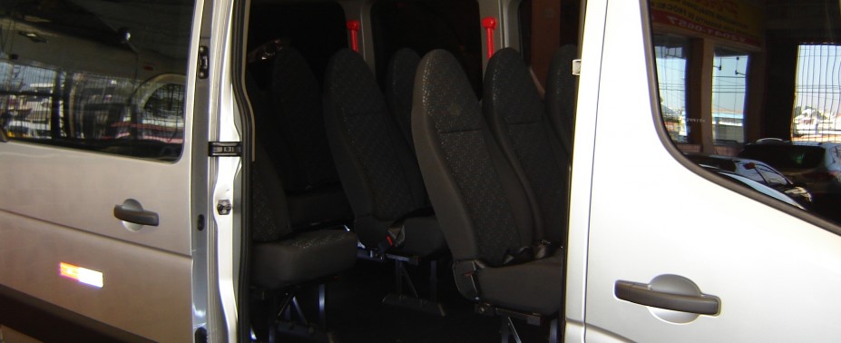 Nossas vans possuem padrões de segurança, todas elas equipadas com cintos de segurança para todos passageiros, extintores de incêndio e alavancas de saída de emergência.